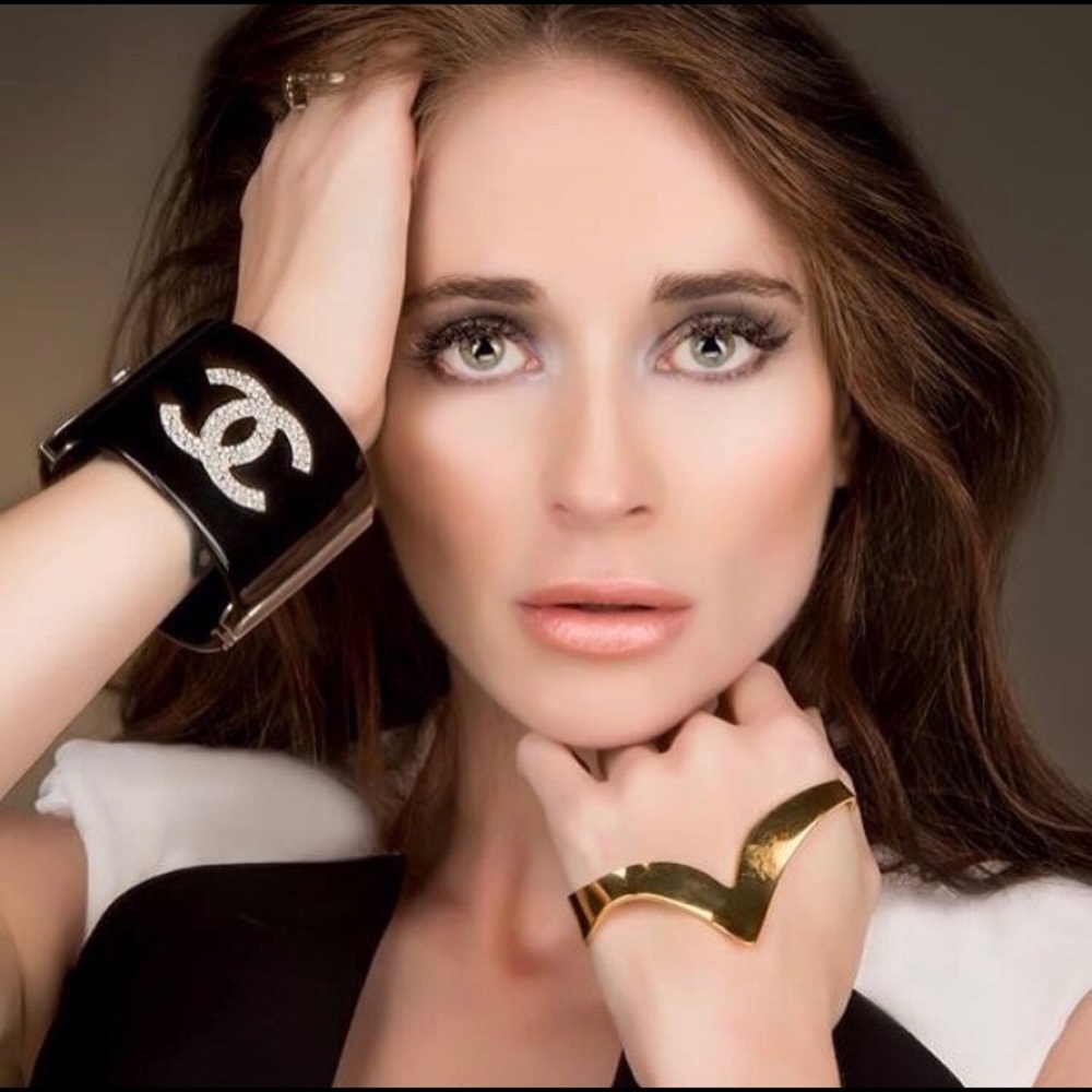 Lady Daisy gold hand cuff